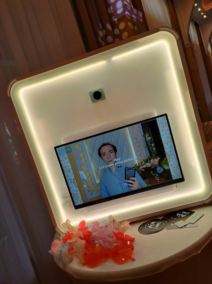 Die selbstgebaute Fotobox: weißes Gehäuse mit leuchtendem Rahmen um das Touchdisplay